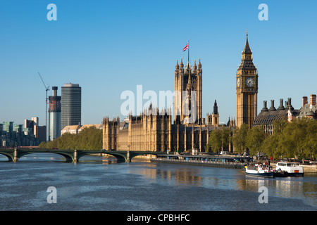 Chambres du Parlement sur les rives de la Tamise. Londres. L'Angleterre. Banque D'Images