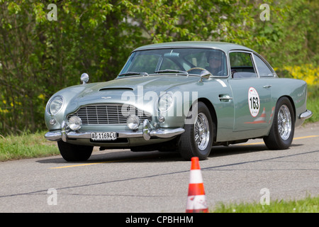 Course de voitures de tourisme Vintage Aston Martin DB4 Vantage de 1962 au Grand Prix de Mutschellen, SUI le Avril 29, 2012. Banque D'Images