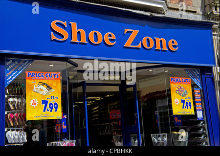 Zone d'escompte de chaussures, magasin de chaussures, uk Banque D'Images