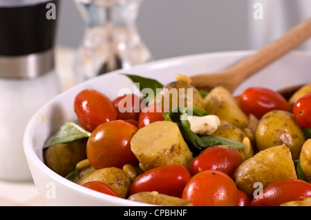 Salade tiède de pommes de terre avec tomates cerises et de fromage mozzarella basilic Banque D'Images