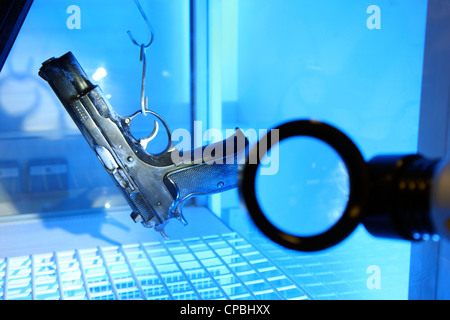 La police. Office d'état de l'enquête pénale. Enquêtes sur les lieux du crime. Laboratoire criminel. L'enquête technique de preuves . Banque D'Images