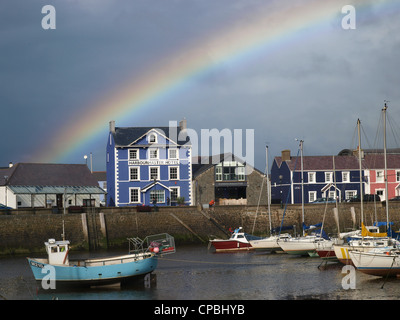 Un arc-en-ciel sur le maître de port Hotel à Aberaeron, West Wales Banque D'Images