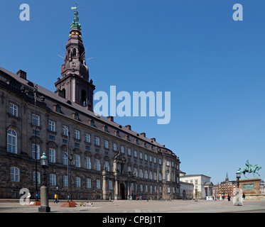 Le palais de Christianborg Palace square et avec la statue équestre. Le bâtiment du parlement danois à Copenhague, Danemark Banque D'Images