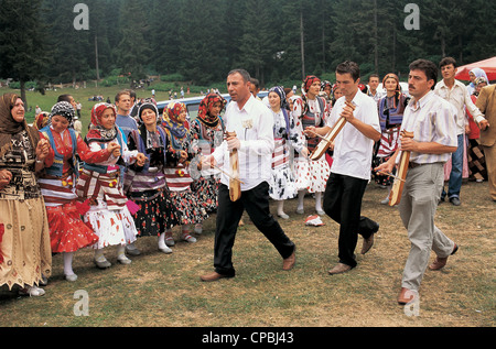 Les femmes dansant dans Highlander leurs costumes traditionnels dans la région de Highland Kadirga Montagnes Trabzon Turquie Festival Zigana Banque D'Images