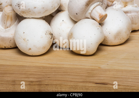 Champignons blancs frais sur une planche à découper Banque D'Images