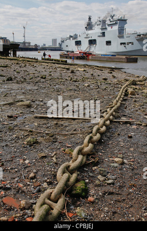 Le HMS Ocean accosté à Greenwich, dans le cadre de l'opération de la sécurité des Olympiques de 2012 à Londres, Royaume-Uni Banque D'Images