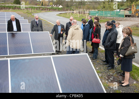 Les personnes à la recherche de grands panneaux solaires l'Irlande Banque D'Images