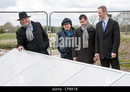 Les personnes à la recherche de grands panneaux solaires l'Irlande Banque D'Images