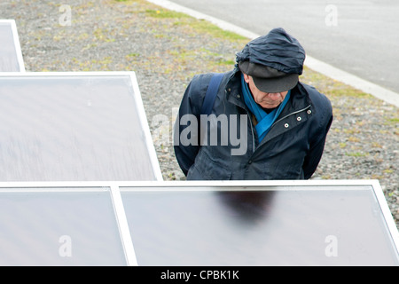 Les personnes à la recherche de grands panneaux solaires l'Irlande Banque D'Images