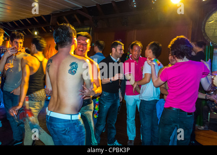 Paris, France, foule Association française des hommes Gay Asiatiques Fête d'anniversaire sur bateau, ('long Yang Club') danse de groupe sur piste de danse, discothèque dansant, célébration de la foule, fêtes de bateau Paris Banque D'Images