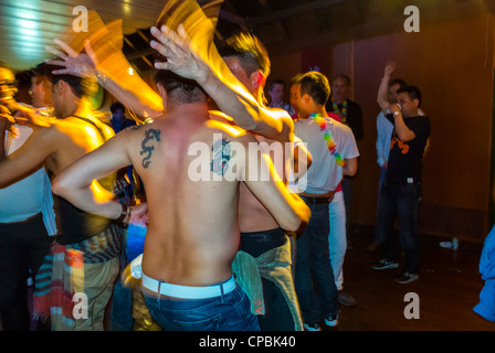 Paris, France, foule de gens, fête d'anniversaire de l'Association des hommes gays asiatiques français sur le bateau, long Yang Club Group sur la piste de danse, nuit, discothèque dansant, couples dansant Banque D'Images