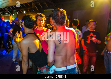 Paris, France, grande foule, Association gay asiatique fête d'anniversaire sur bateau, (long Yang Club) Groupe hommes dansant sur piste de danse, nuit, discothèque dansant, fêtes de bateau Paris Banque D'Images