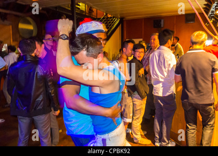 Paris, France, Association gay asiatique française fête d'anniversaire sur bateau sur la Seine, long Yang Club, danse de groupe sur la piste de danse, nuit, couples night club dansant, fêtes de bateau Paris Banque D'Images