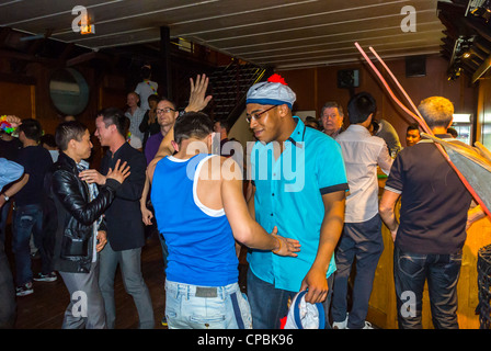 Paris, France, fête d'anniversaire de l'Association gay asiatique française sur le bateau sur la Seine, long Yang Club, boîte de nuit de groupe dansant sur la piste de danse, boîte de nuit, célébrant les gens de grande foule, les couples Banque D'Images