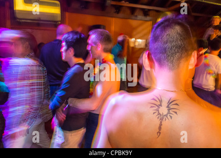 Paris, France, foule nombreuse, hommes, fête d'anniversaire de l'Association gay asiatique française sur un bateau sur la Seine, danse de groupe 'long Yang Club' sur la piste de danse, club gay paris Banque D'Images