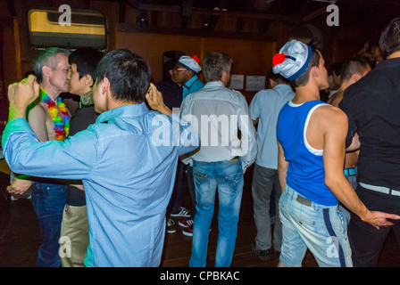 Paris, France, grande foule, hommes gays asiatiques, Association fête d'anniversaire sur bateau (long Yang Club), danse de groupe sur piste de danse, nuit, discothèque dansante, fêtes de bateau Paris Banque D'Images