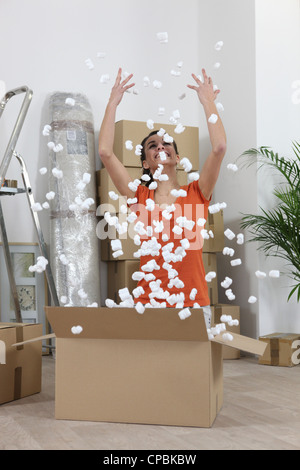 Woman throwing polystyrène Banque D'Images