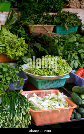 Fruits et légumes frais pour la vente dans cette échoppe de marché Banque D'Images