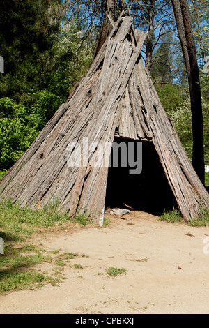 Les Indiens Miwok écorce de bois tepee au Marshall Gold Discovery State Historic Park en Californie Coloma Banque D'Images