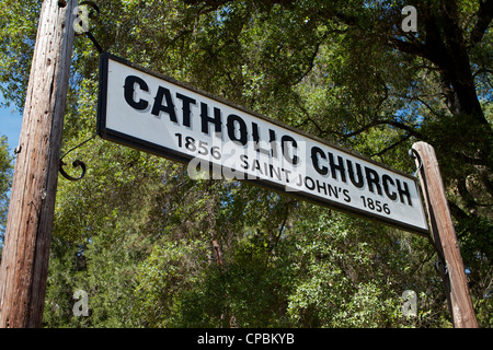 Le signe de l'église catholique de St Johns à la découverte d'or Marshall State Historic Park en Californie Coloma Banque D'Images