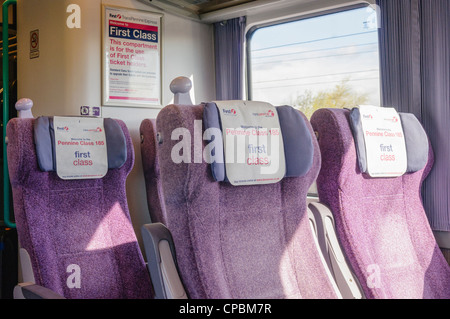 Des sièges vides dans une première classe sur un train trans Pennine Banque D'Images