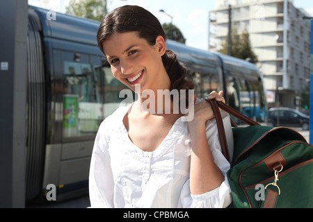 Femme attendant le tram Banque D'Images