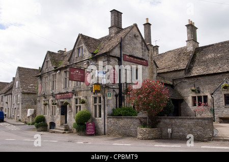 Nympsfield dans les Cotswolds Gloucestershire. Pub Rose and Crown Banque D'Images