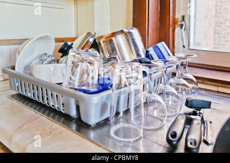 Lavabo dans le coin d'une UK chalets cuisine empilé avec échoués des ustensiles de cuisine Banque D'Images