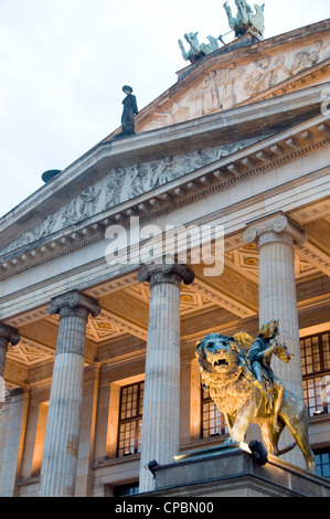 Détail sculpture lion entrée Salle de Concert Konzerthaus Berlin Allemagne dans le Gendarmenmarkt Banque D'Images