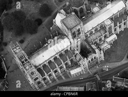 Vue aérienne de l'historique de la cathédrale de York le jour après l'incendie qui détruit le croisillon sud prises le 10 juillet 1984 Banque D'Images