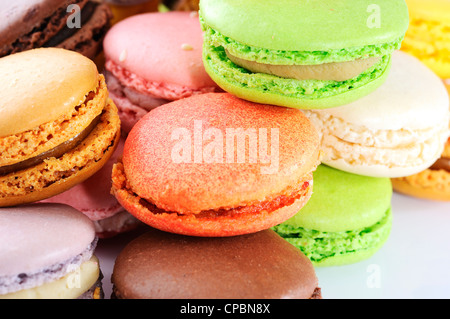 Macarons colorés sur fond blanc Banque D'Images