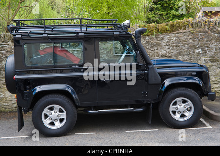 Black Land Rover Defender 2.4TDCi 90 4x4 avec toit et snorkel safari Banque D'Images