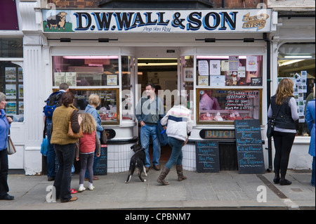 Extérieur de bouchers traditionnels montrer sur high street, dans le Shropshire Ludlow Angleterre UK Banque D'Images