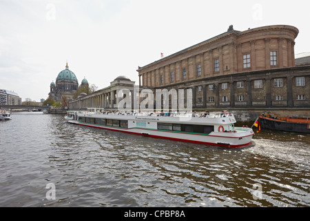 Berlin Spree et Alte Nationalgalerie Banque D'Images