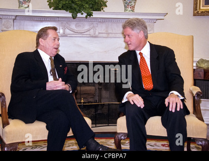 Le président américain Bill Clinton rencontre le président tchèque Vaclav Havel dans le bureau ovale de la Maison Blanche le 16 septembre 1998 à Washington, DC. Banque D'Images