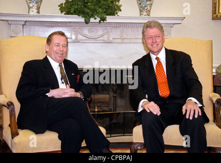 Le président américain Bill Clinton rencontre le président tchèque Vaclav Havel dans le bureau ovale de la Maison Blanche le 16 septembre 1998 à Washington, DC. Banque D'Images