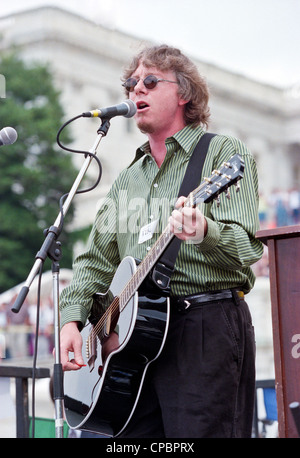 Mike Mills chanteur du groupe R.E.M effectue au rassemblement pour le Tibet au Capitole le 15 juin 1998 à Washington, DC. Tibetan-Americans avec des centaines de supporters se sont rassemblés pour protester contre la politique de la Chine envers le Tibet. Banque D'Images