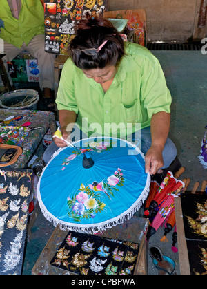Parapluies de peinture à la main à l'usine de parapluie Bo sang célèbre pour son parapluie coloré. Industrie thaïlandaise, Chiang Mai, Thaïlande, Asie du Sud-est Banque D'Images