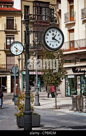 Poster avec horloges sur une rue de la ville de Valladolid, Castilla y León, Espagne, Europe Banque D'Images