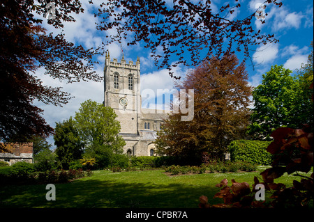 L'église du prieuré de Christchurch Dorset UK. Cette vue est à Priory House Gardens et entourée d'arbres. Banque D'Images