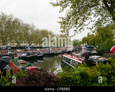 Péniches et bateaux étroits dans la Petite Venise, Paddington, l'ouest de Londres, sur le Canal Grand Union Banque D'Images