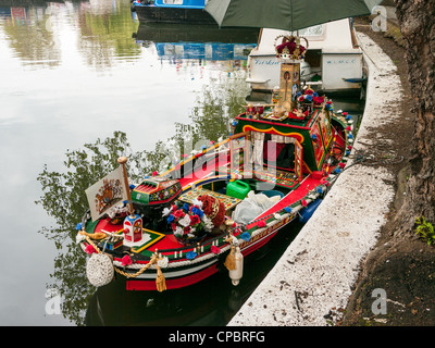 Une petite maison décorée aux couleurs vives voile lors d'un Festival dans la Petite Venise, Paddington, à l'ouest de Londres Banque D'Images