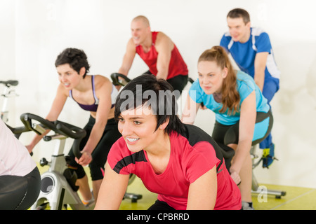 Groupe de personnes sur Fitness location faisant tourner at gym Banque D'Images