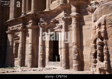 Le monastère (Al Dier) à Pétra, une liste de l'UNESCO Ville historique et archéologique en Jordanie. Banque D'Images