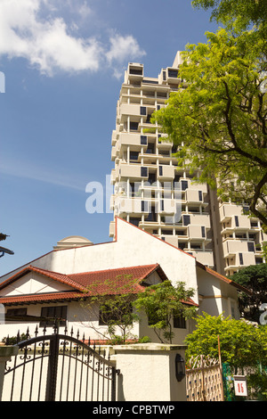 L'ancien et nouveau, moderne, tours d'habitation en contraste avec le logement à Singapour colonial traditionnel Banque D'Images