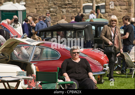 La foule se détendre et profiter du soleil sur les marches du Festival de l'exposition Transport vintage and classic cars au salon de printemps Ludlow Food Festival Banque D'Images