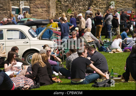 La foule se détendre et profiter du soleil sur les marches du Festival de l'exposition Transport vintage and classic cars au salon de printemps Ludlow Food Festival Banque D'Images