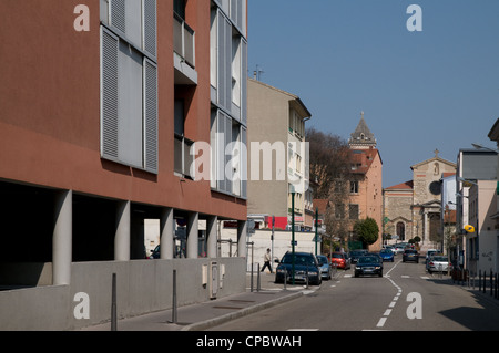 Scène de rue à Boulevard Baron du Marais Sainte Foy les Lyon France Banque D'Images