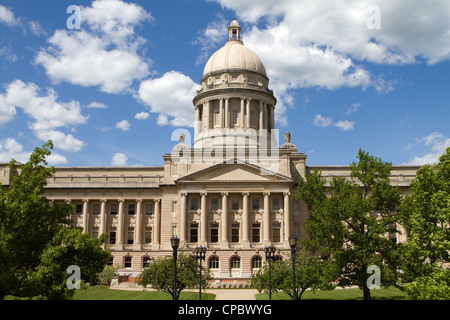 Kentucky State Capitol à Frankfort, Kentucky, USA contre un fond de ciel bleu rempli de nuages. Banque D'Images