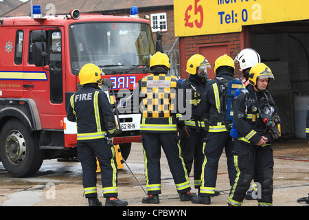 London Fire Brigade de pompiers à BA Control point lors d'un incendie à Dagenham East London Banque D'Images